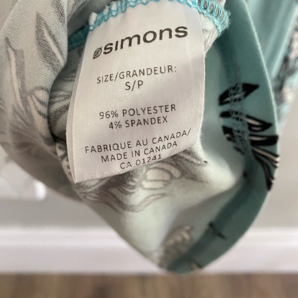 Cute sleeveless top with flowers - Picture 4 of 4